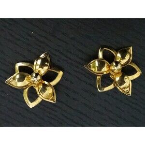 Sarah Coventry 1960s Flower Open Work Gold Tone Clip Earrings